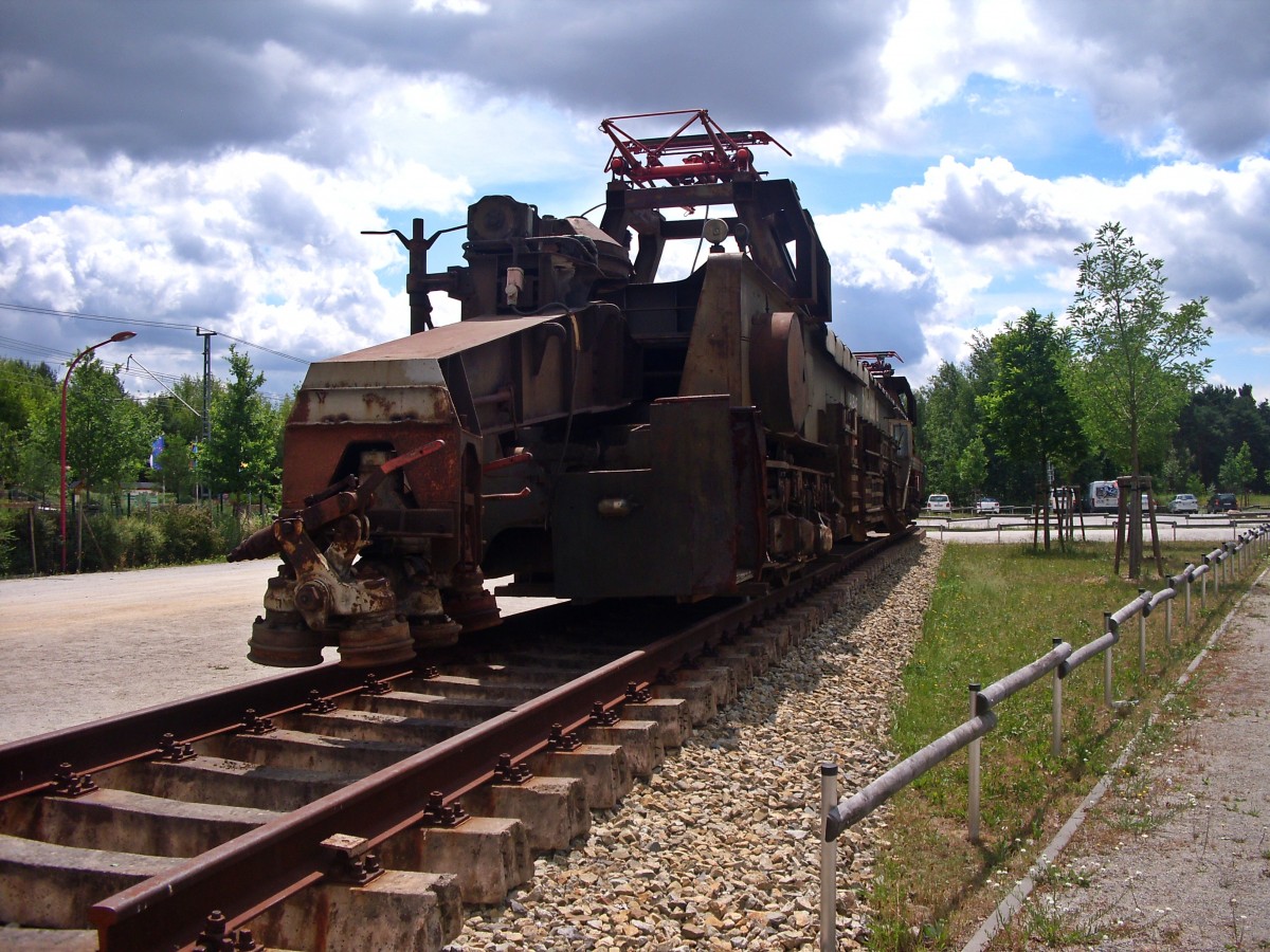Die alte Schienenrckmaschnine der LAUBAG mit der (Teil-)Nummer 114-____, welche neben dem Freizeitpark Teichland ausgestellt ist. Aufgenommen wurde das Bild am 20.06.11.