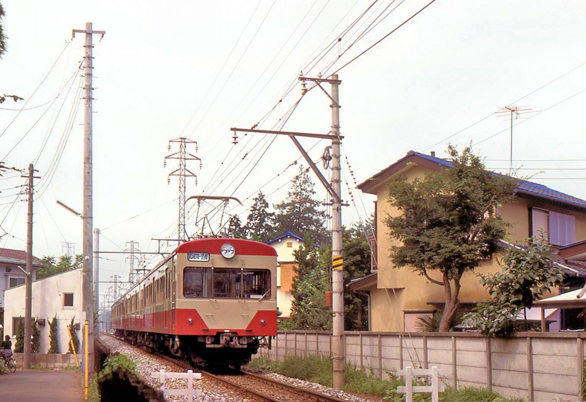 Die alte Seibu-Bahn: Noch tragen die Züge den rosa/grauen Anstrich. Zwei alte Zweiwagenzüge (Nr. 571 und 578 je mit Steuerwagen) auf der vom übrigen Seibu-Netz isolierten Tamagawa-Linie (8,0 km lang )bei Shin Koganei, 7.Juli 1979.  