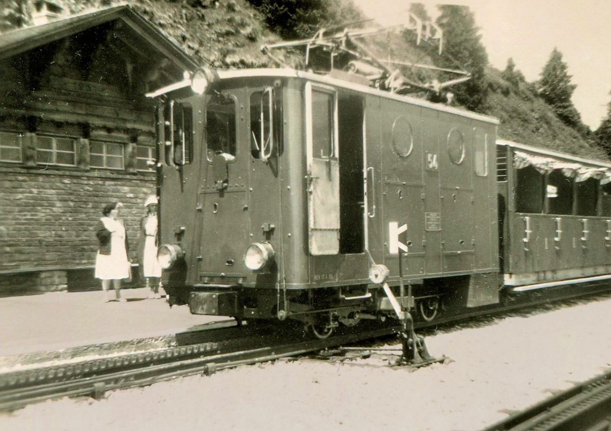 Die alte Wengernalpbahn Lok 54 auf der Schynigen Platte, 1961. Noch hat die Lok die alten runden Seitenfenster. 