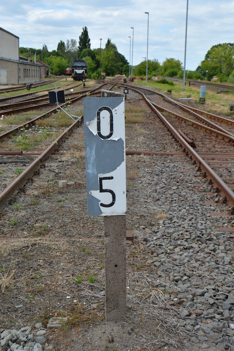 Die alten Hektometertafeln der ehemaligen Reichsbahn lassen sich in Haldensleben auch noch vorfinden. 

Haldensleben 18.07.2016