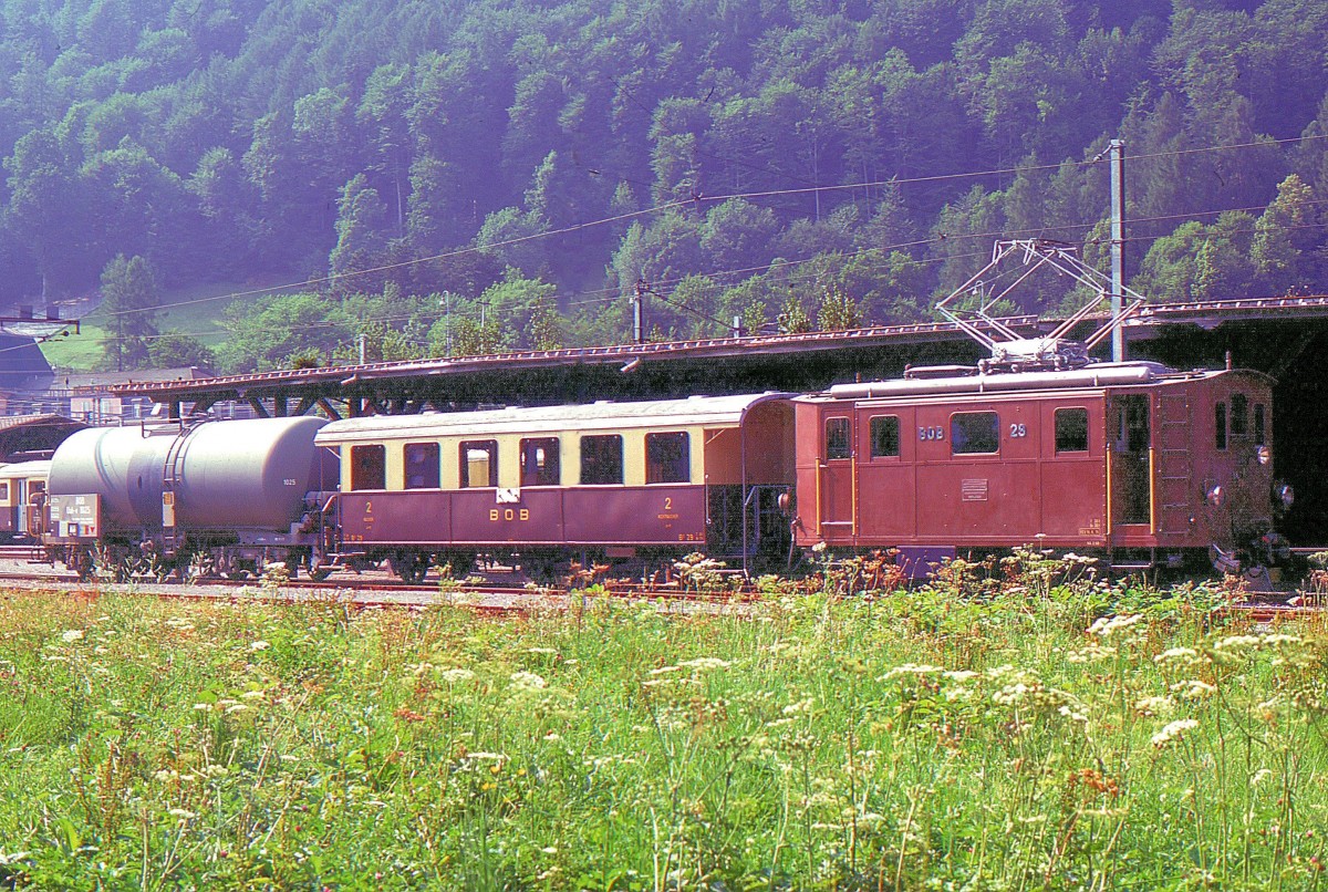 Die alten Lokomotiven der Berner Oberland Bahn - Lok 29: Mit einem kurzen Güterzug wartet Lok 29 in Interlaken Ost auf Abfahrt, 6.August 1975. 