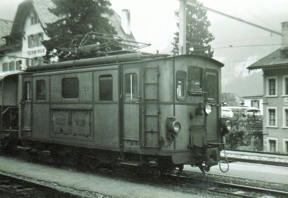 Die alten Lokomotiven der Berner Oberland Bahn - Lok 29: Hier steht Lok 29 im Sommer 1961 noch mit der alten Kupplung in Grindelwald. 