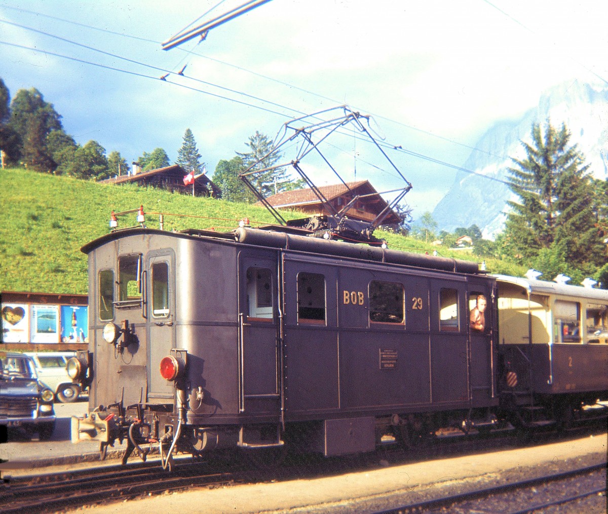 Die alten Lokomotiven der Berner Oberland Bahn - Lok 29 (Baujahr 1926): Im Sommer 1963 hat Lok 29 als Schlusslokomotive eines schweren Zugs Grindelwald erreicht. Die Lok hat bereits die automatische Kupplung. 