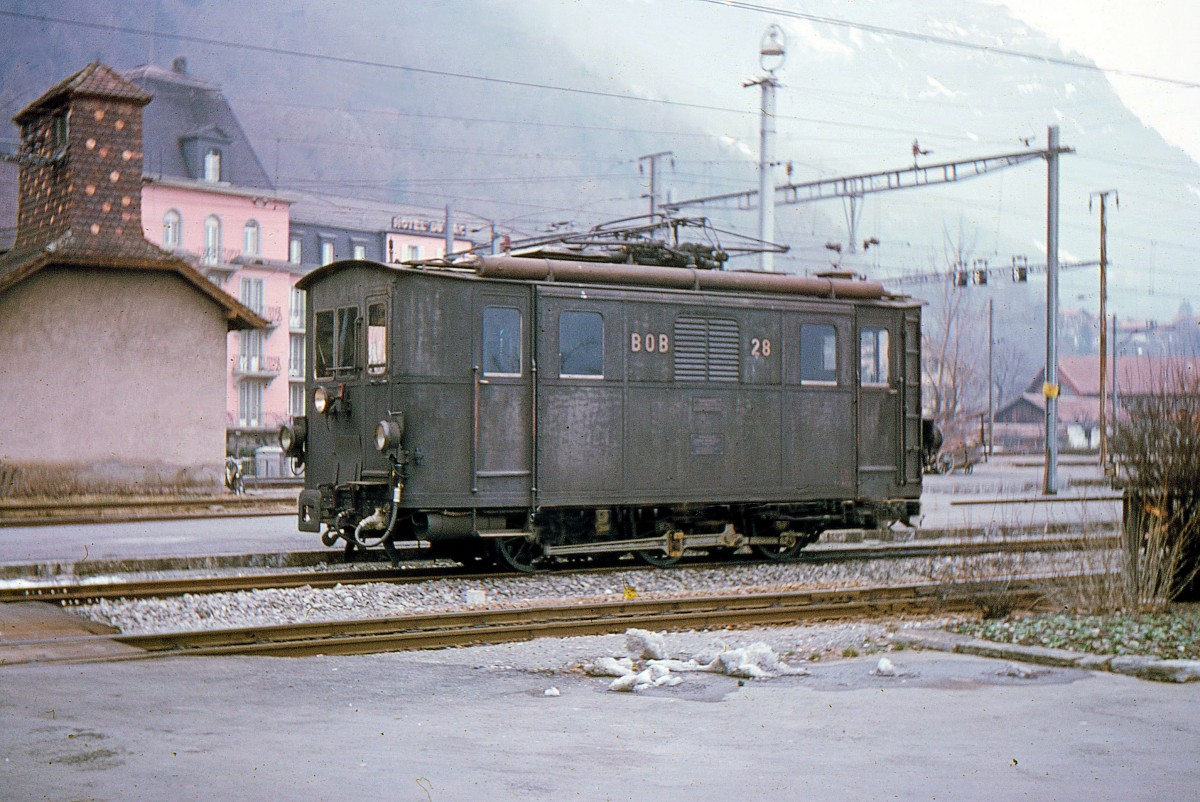 Die alten Lokomotiven der Berner Oberland Bahn - Lok 28 (Baujahr 1914): Interlaken Ost, 9.Januar 1966. Die Lok trägt noch den alten grünen Anstrich (oder was davon noch übrig ist). 