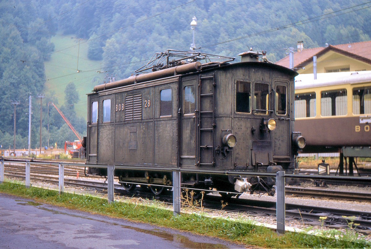 Die alten Lokomotiven der Berner Oberland Bahn - Lok 28: In Zweilütschinen, 1.August 1968. Rechts davon ein Wagen, der damals noch mangels ordentlicher gedeckter Werkstatt im Freien revidiert werden musste. 