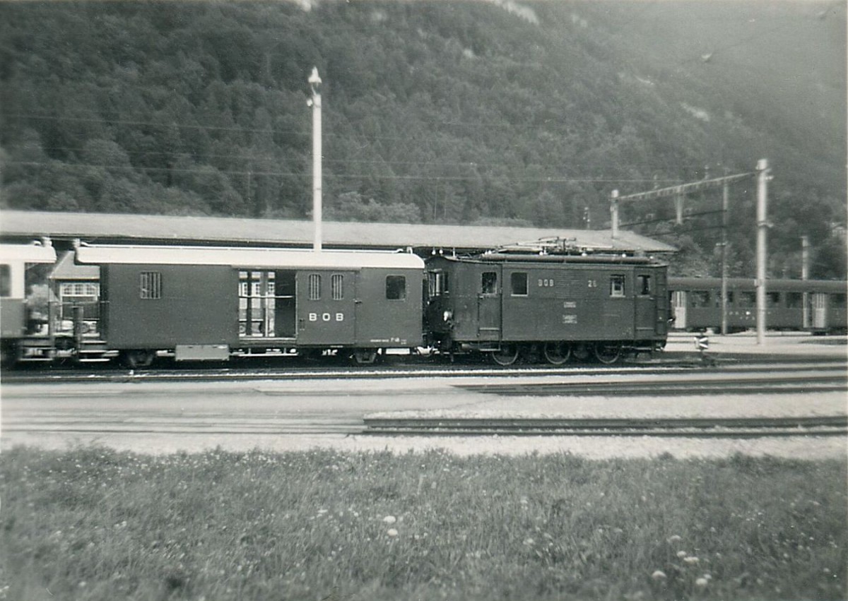 Die alten Lokomotiven der Berner Oberland Bahn - Lok 26: Die schwarze Lok 26 wartet in Interlaken Ost auf Abfahrt; hinter der Lok der damals relativ neue Gepäckwagen F2 48. Sommer 1961. 