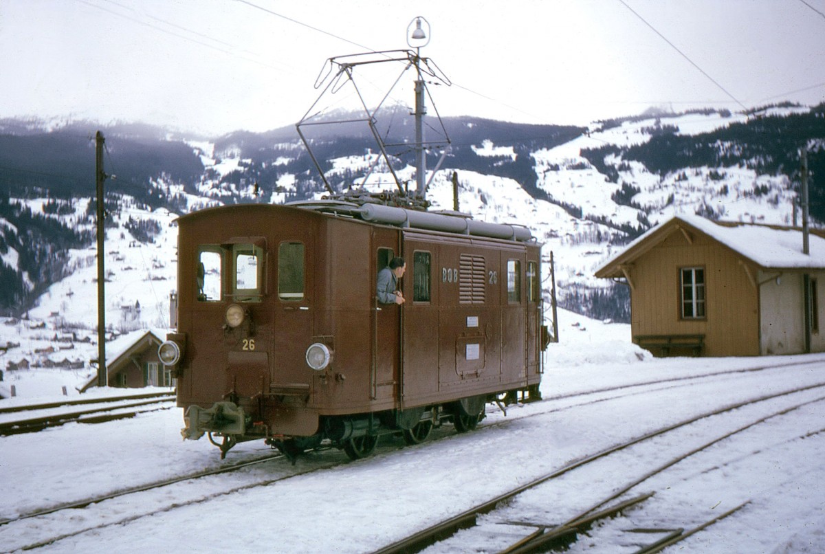 Die alten Lokomotiven der Berner Oberland Bahn - Lok 26: Die jetzt braune Lok in Grindelwald, 2.Januar 1966. 
