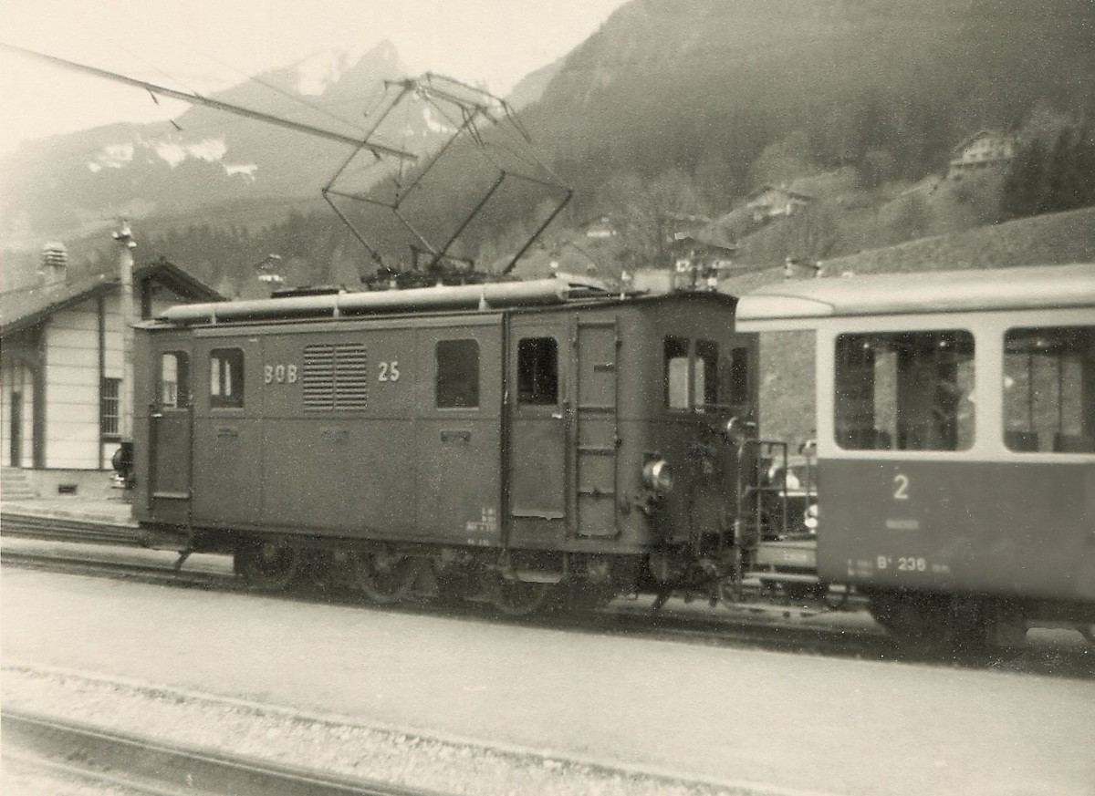 Die alten Lokomotiven der Berner Oberland Bahn - Lok 25: Diese kleinen Loks ergaben eine sehr friedliche Atmosphäre, auch wenn mancher Fahrgast über die geringe Geschwindigkeit sich sehr unschön äusserte. Lok 25 wartet auf Abfahrt in Grindelwald, April 1962.  