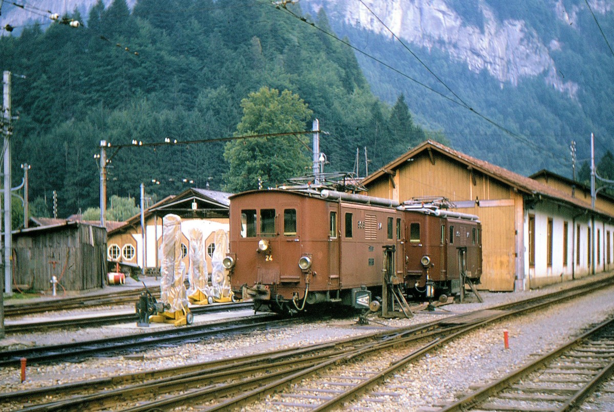 Die alten Lokomotiven der Berner Oberland Bahn - Lok 24: Zusammen mit Lok 26 in Zweilütschinen, 30.August 1969. Gut erkennbar sind die verschiedenen Braun-Varianten, bei Lok 24 die frühere, bei Lok 26 die neuere Variante. 