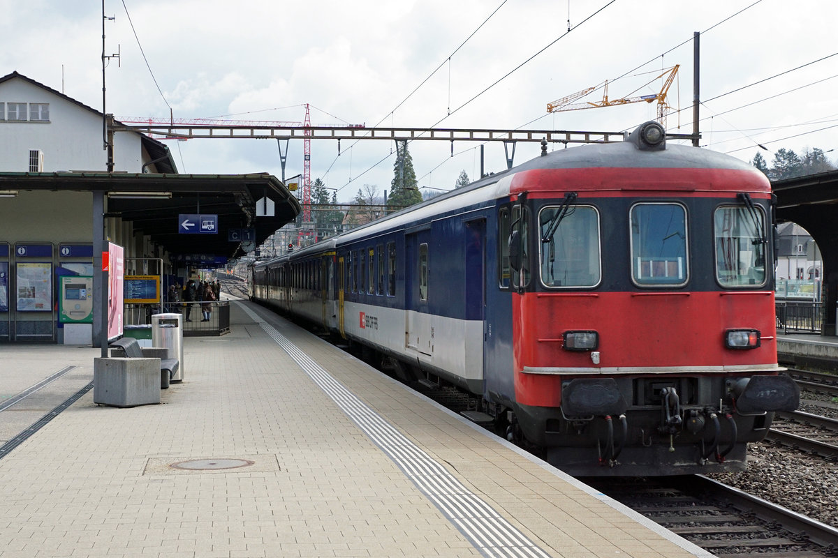 Die alten SBB Dispopendel bestehend aus Re 4/4 ll und EW l - Wagen in hochrangigen Diensten.
Re 4/4 11125 mit TGV Ersatz anlässlich der Bahnhofsdurchfahrt Liestal am 18. März 2021.
Es handelt sich um zwei Ansichten vom selben Zug. Deshalb beide Aufnahmen unter Re 420 eingestellt.
Foto: Walter Ruetsch 
