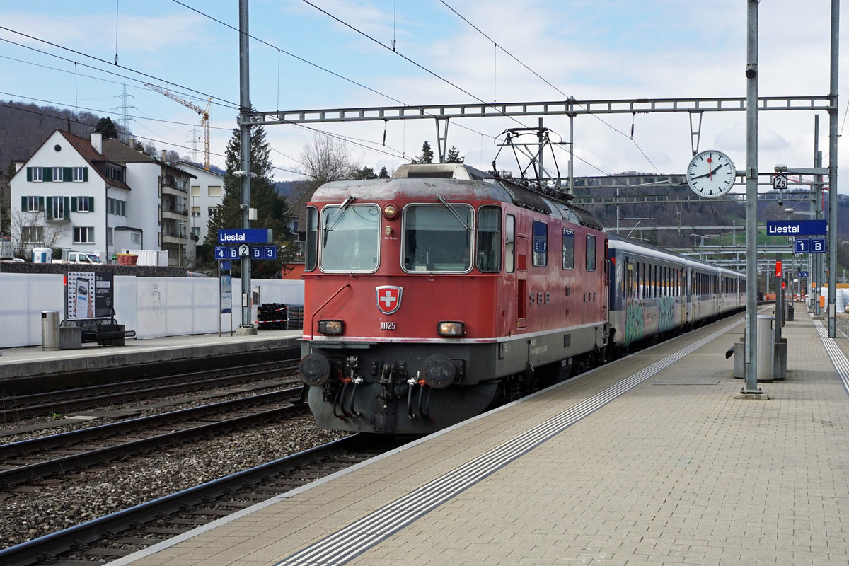 Die alten SBB Dispopendel bestehend aus Re 4/4 ll und EW l - Wagen in hochrangigen Diensten.
Re 4/4 11125 mit TGV Ersatz anlässlich der Bahnhofsdurchfahrt Liestal am 18. März 2021.
Es handelt sich um zwei Ansichten vom selben Zug. Deshalb beide Aufnahmen unter Re 420 eingestellt.
Foto: Walter Ruetsch 
