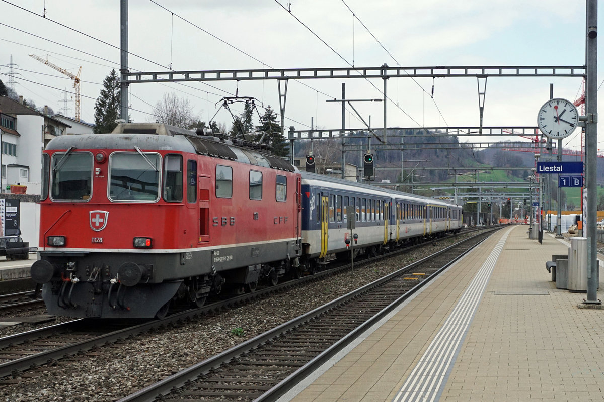 Die alten SBB Dispopendel bestehend aus Re 4/4 ll und EW l - Wagen in hochrangigen Diensten.
Re 4/4 11128 im IC Verkehr in Liestal am 18. März 2021.
Es handelt sich um zwei Ansichten vom selben Zug. Deshalb beide Aufnahmen unter Re 420 eingestellt.
Foto: Walter Ruetsch  