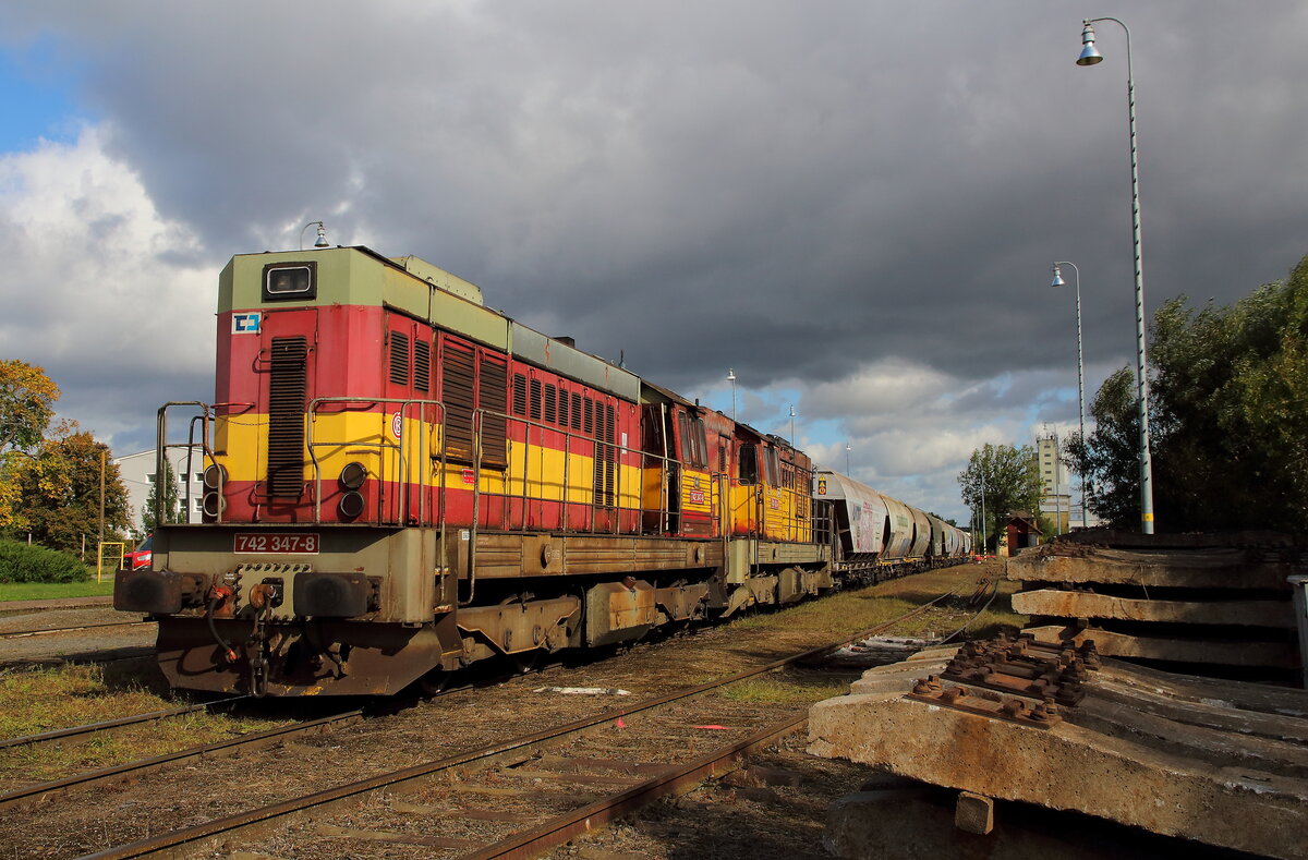 Die Altlack 742 347 und 742 433 sind mit einem Getreidezug in Bor abgestellt. Die Getreidewaggons werden im ortsansässigen Getreidesilo beladen. Aufgenommen wurde der Abgestelltezug am 16.09.2025. Alsbald beginnen dort Gleisbauarbeiten und Erneuerung der Bahnsteige im Bahnhof von Bor u Tachova.