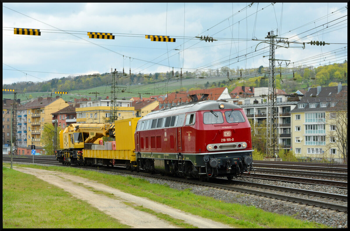 Die altrote 218 155-0 der NeSA überführte am 20.04.2023 für die Firma Heringbau einen Kirow-Kran mit Schutzwagen von Friedberg über Aschaffenburg, Würzburg und Ansbach nach Nürnbrg Rbf. 