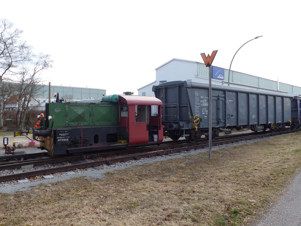 Die AlzChem Trostberg Werklok 3 (Gmeinder 5237) mit einer bergabe ins AlzChem Werk Schalchen, am 12.02.2020 in Tacherting.