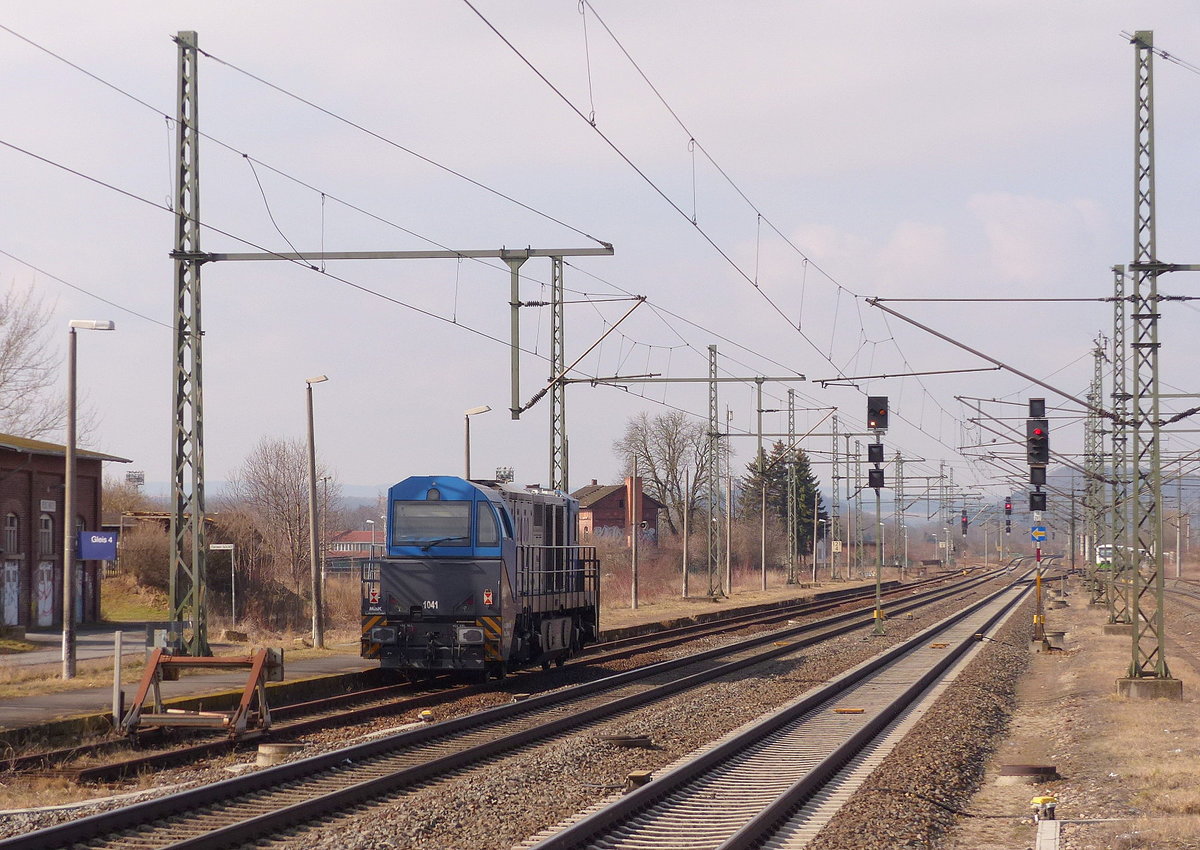 Die am 09.03.2018 zwischen Neudietendorf und Erfurt-Bischleben mit Brandschaden liegengebliebene SETG 273 013-3, am 30.03.2018 in Neudietendorf.
