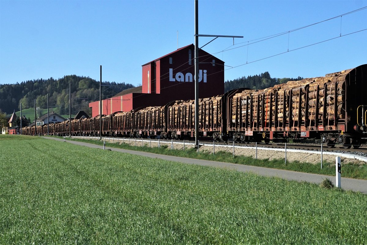Die am 11. April 2020 in Langenthal GB eingetroffenen Holzwagen gemäss ID 1202012 wurden am 14. April 2020 mit drei Güterzügen nach Menznau überführt.
Der zweite Güterzug mit der Re 620 040-6  Münchenstein  bei Rohrbach.
Trotz den grossen vorhandenen Holzmengen in der Schweiz kommt es noch zu riesigen Importen aus dem Ausland.
Foto: Walter Ruetsch