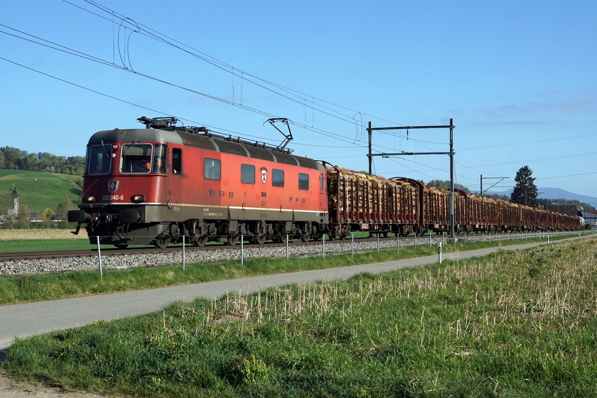 Die am 11. April 2020 in Langenthal GB eingetroffenen Holzwagen gemäss ID 122012 wurden am 14. April 2020 mit drei Güterzügen nach Menznau überführt.
Der zweite Güterzug mit der Re 620 040-6  Münchenstein  bei Rohrbach.
Foto: Walter Ruetsch