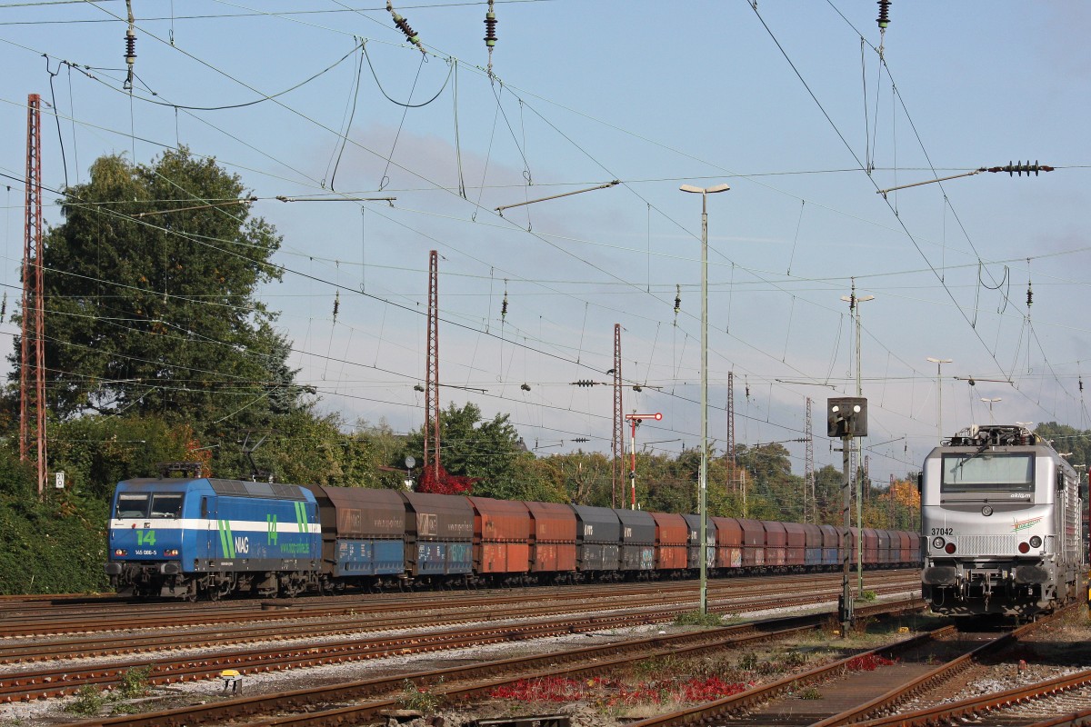 Die am 12.10.13 noch für NIAG fahrende NIAG 14 (145 086) mit einem Kohlezug in Düsseldorf-Rath.
Die Lok ist inzwischen Schwarz und nicht mehr bei der NIAG im Einsatz.