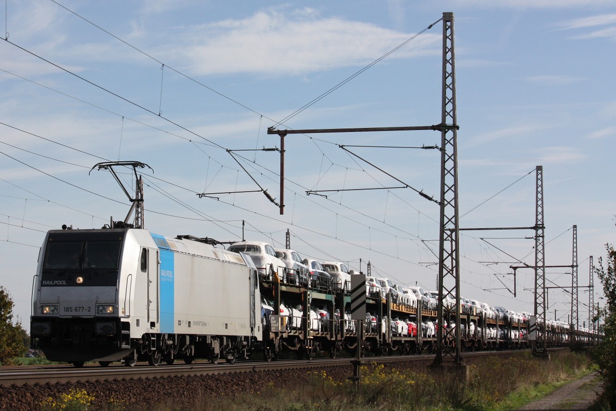 Die am 19.10.13 noch für PCT fahrende Railpool 185 677 mit einem Autozug in Dedensen-Gümmer.