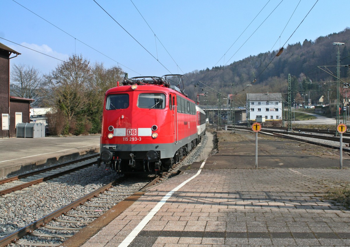 Die am 23.01.14 revidierte und frisch lackierte 115 293-3 mit dem IC 185 von Stuttgart nach Zrich am 06.03.14 bei der Einfahrt in Horb am Neckar.