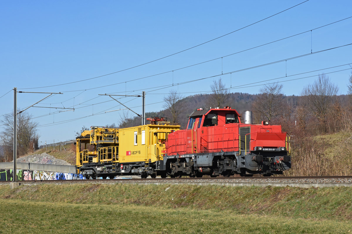 Die Am 841 011-0 schleppt den XTmass 99 85 9236 003-1 Richtung Bahnhof Sissach. Die Aufnahme stammt vom 27.02.2019.
