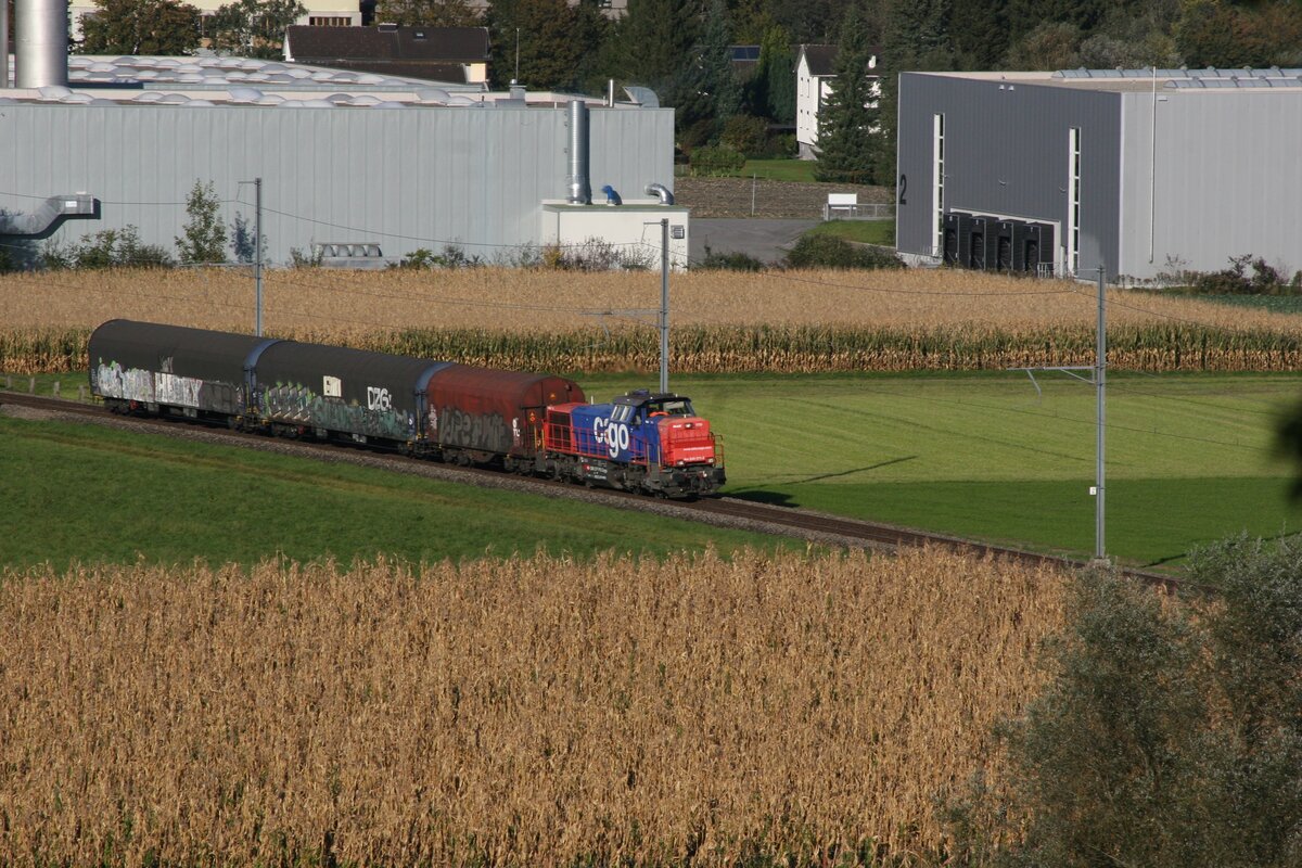 Die Am 843 071 hat in den Firmen in Oberriet ihre Güterwagen zusammengesammelt und überführt sie nun nach Buchs (SG). 

Oberriet Blatten, 15.10.2021