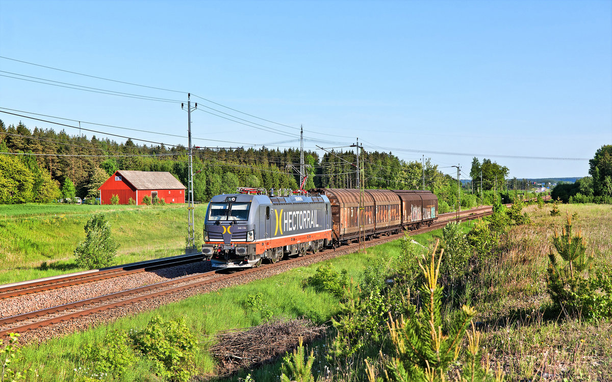 Die am 8.5.2018 nach Schweden überführte Hectorrail 243 115 fährt bei Götala mit einem geringen Güterzug nach Nord vorüber.Bild 18.5.2018