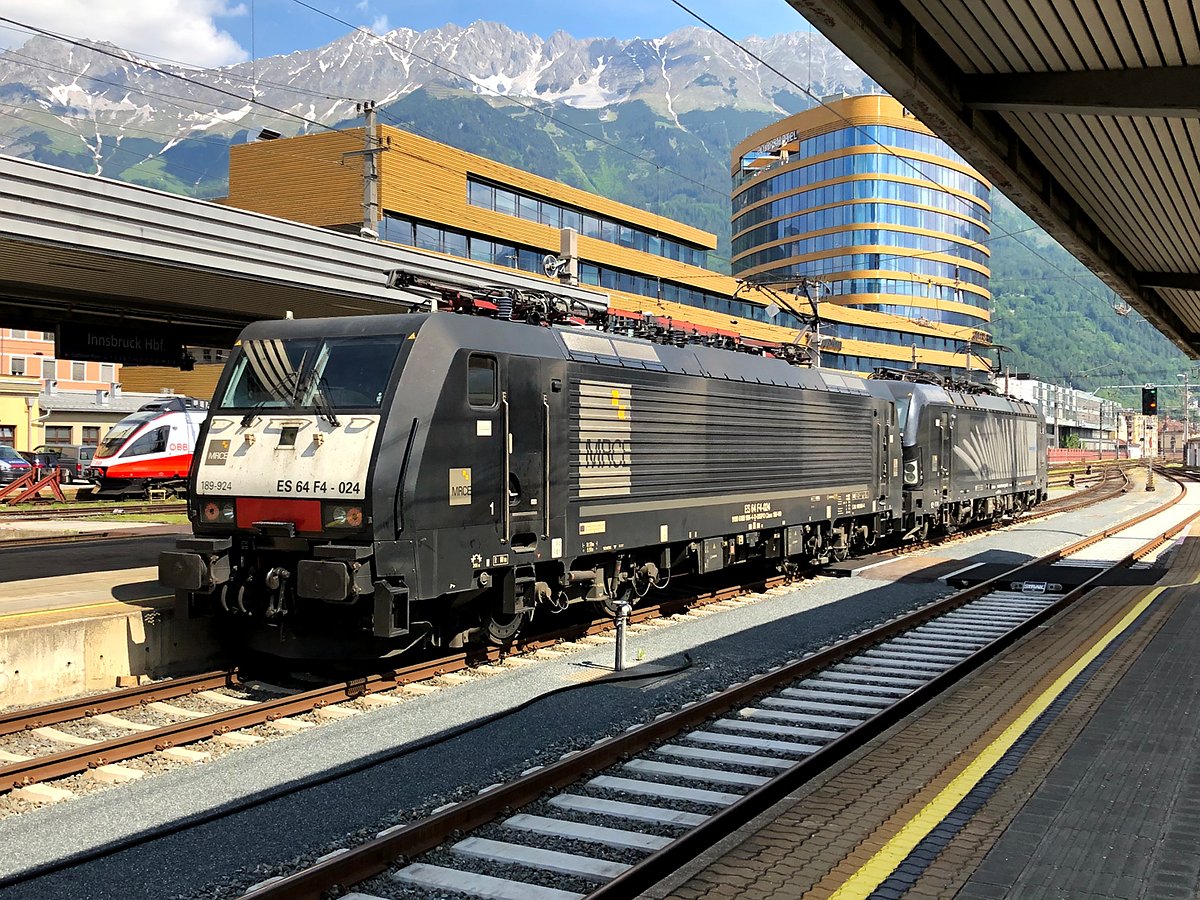 Die am Zugschluss befindliche MRCE 189 924 (ES 64 F4-024). Innsbruck Hbf am 12.06.2021