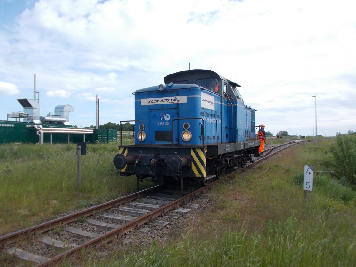 Die an BalticPort Mukran vermietete EGP V60.08,am 01.Juni 2015,unterwegs zum Mukraner Gewerbegebiet um beladene Holzwagen abzuholen.