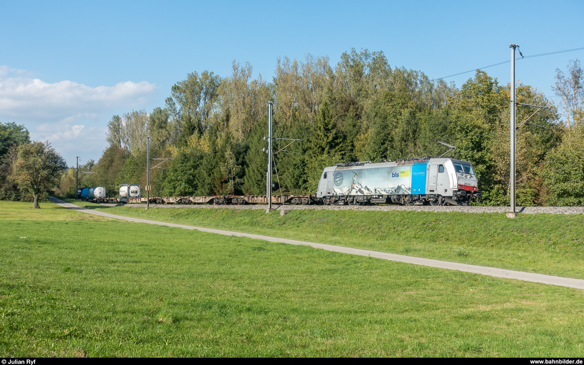 Die an BLS Cargo vermietete Railpool 186 108 mit einem infolge Rastatt-Sperre umgeleiteten UKV-Zug am 25. September 2017 zwischen Jestetten und Lottstetten.