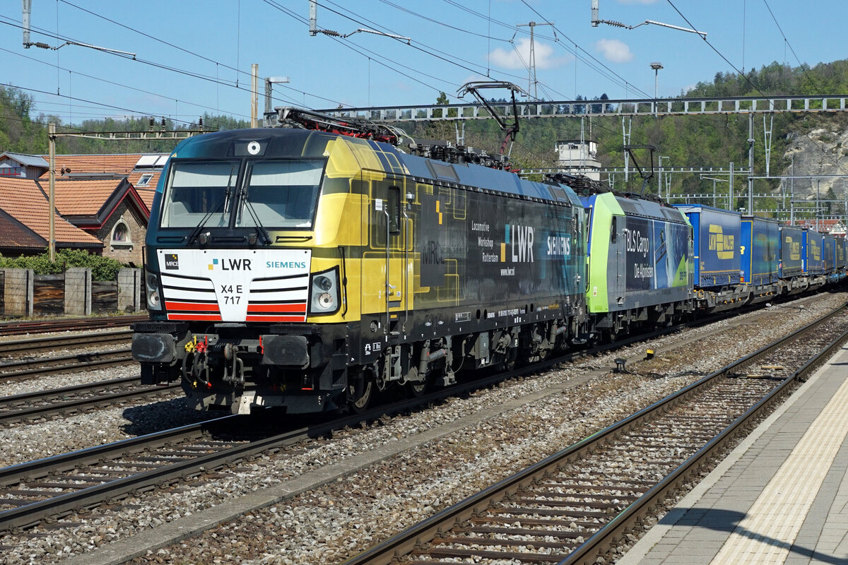 Die an die BLS vermietete  LWR X4 E 717 und eine nicht erkennbare BLS Re 485 anlässlich der Bahnhofsdurchfahrt Burgdorf am 3. Mai 2021.
Foto: Walter Ruetsch 