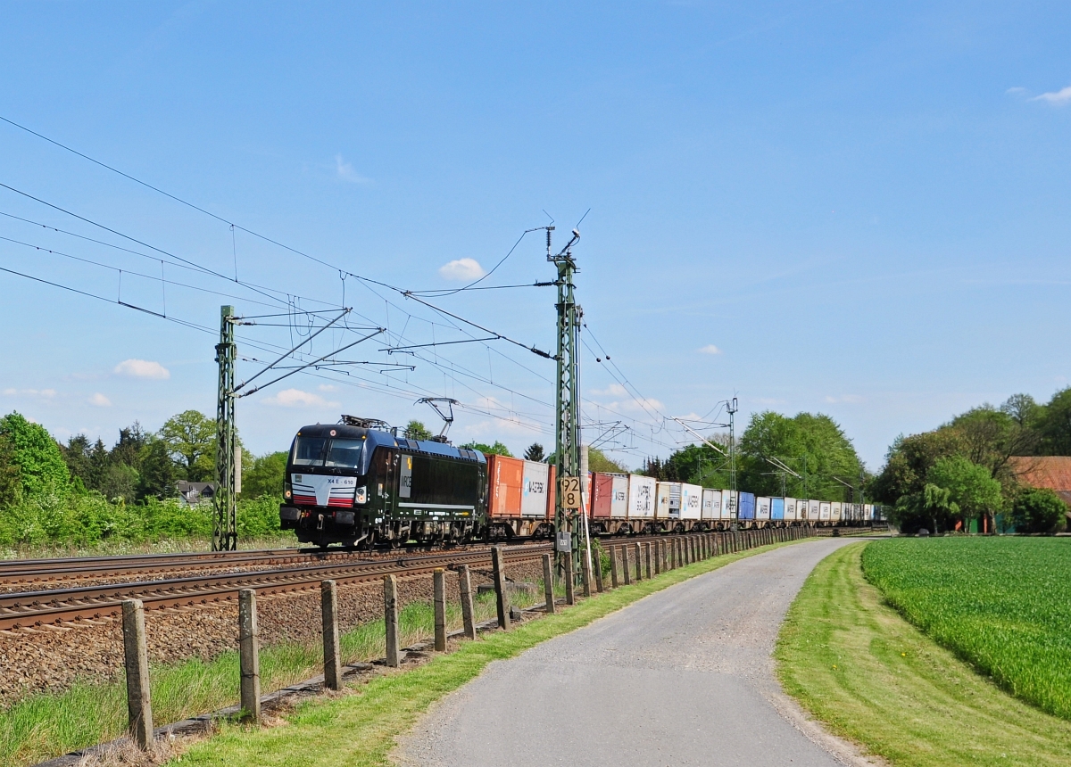 Die an DB Cargo Deutschland vermietete MRCE X4E - 610 (193 610) befindet sich mit einem KLV-Zug am 17.05.17 bei Langwedel auf der Fahrt in Richtung Bremen.