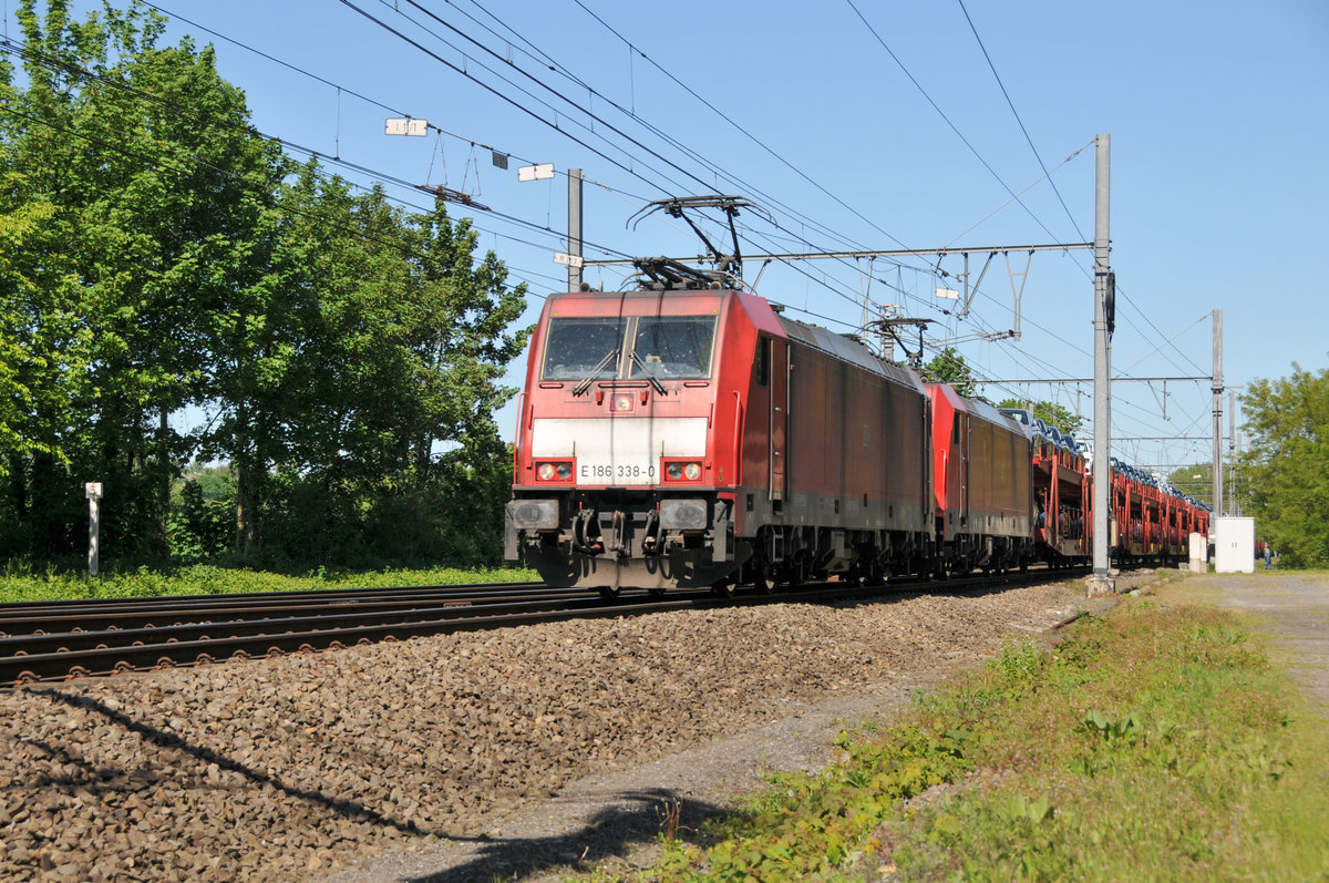 Die an DB Cargo Nederland vermieteten 186 338 und 186 333 ziehen einen langen Mercedes-Autozug durch Bassenge in Richtung Hasselt. Aufnahme vom 06/05/2018.