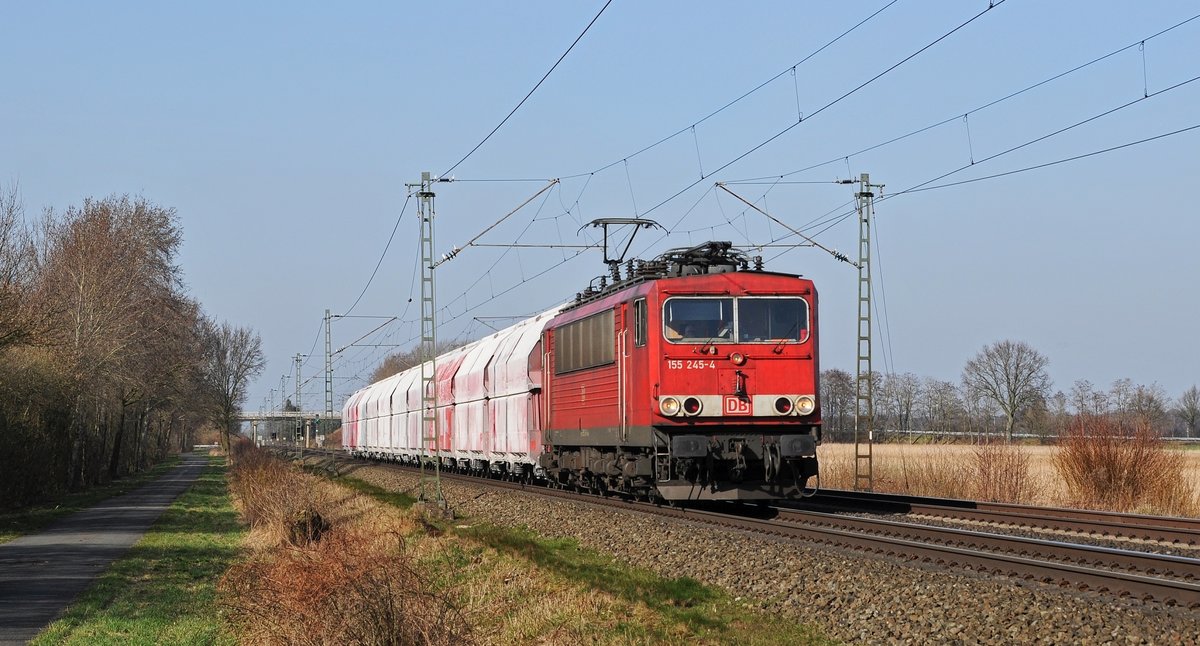 Die an DB Cargo vermietete Railpool 155 245 schleppt einen Kalkzug am 16.03.17 zwischen Lembruch und Diepholz in Richtung Osnabrück.