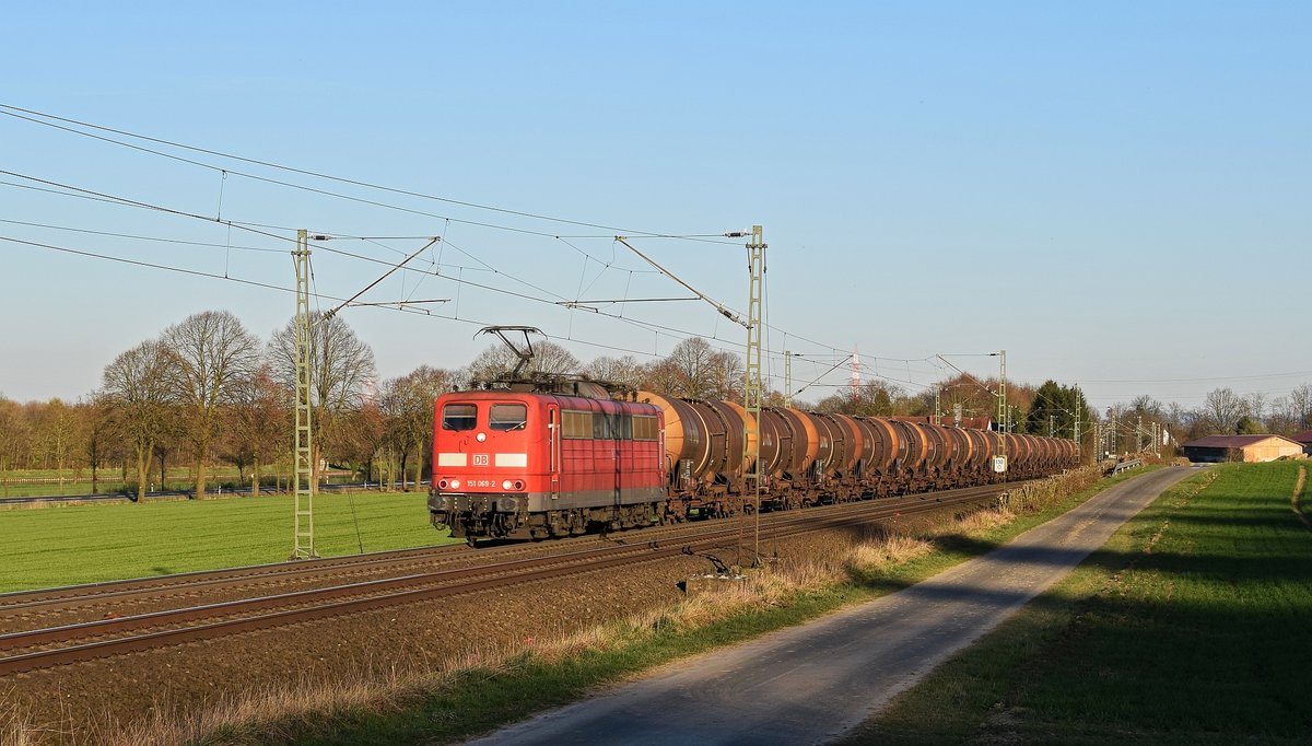 Die an DB Cargo vermietete Railpool 151 069 (ex DB) schleppt einen Kesselwagenzug am 27.03.17 zwischen Bohmte und Ostercappeln in Richtung Osnabrck.