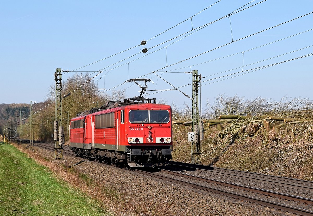 Die an DB Cargo vermietete Railpool 155 243 schleppt die an DB Cargo vermietete Railpool 151 048 am 28.03.17 zwischen Bohmte und Ostercappeln in Richtung Bremen. 