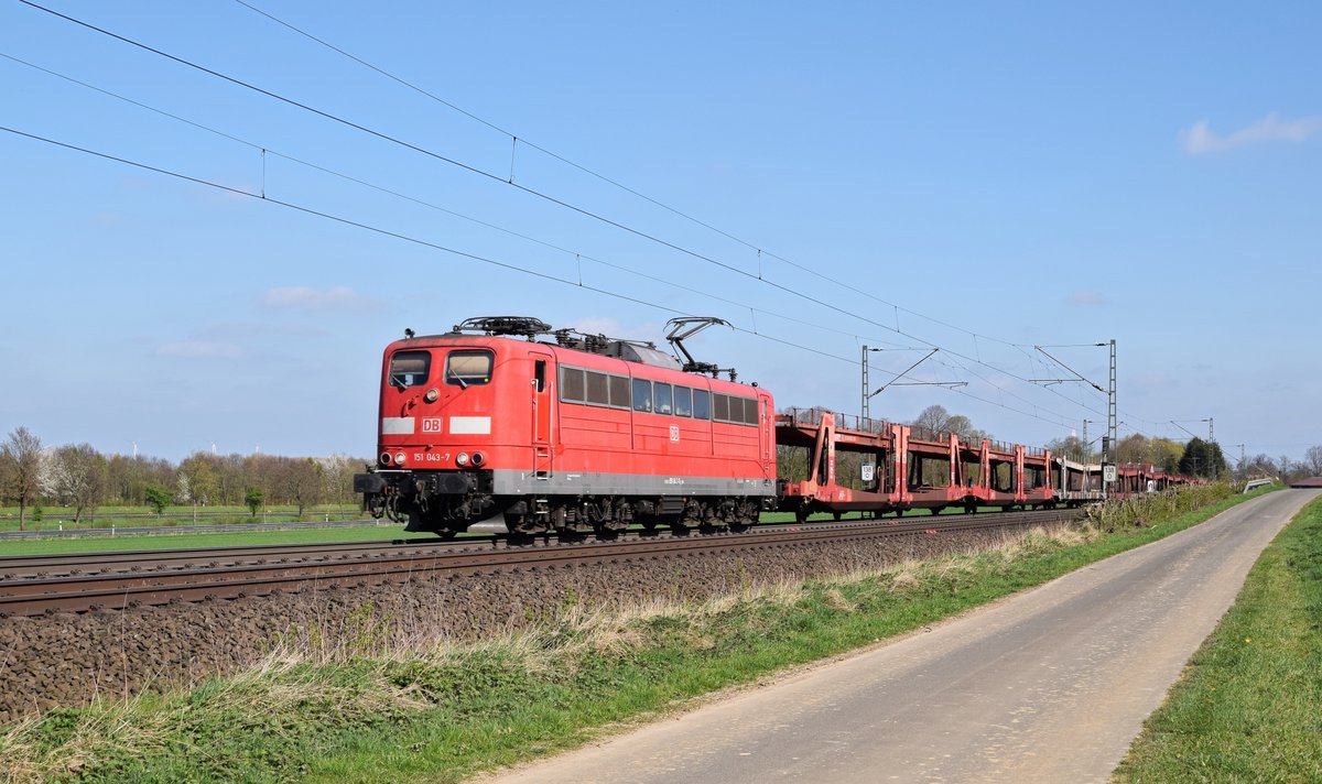Die an DB Cargo vermietete Railpool 151 043 (ex DB) schleppt einen leeren Autotransportzug am 03.04.17 zwischen Bohmte und Ostercappeln in Richtung Osnabrck.
