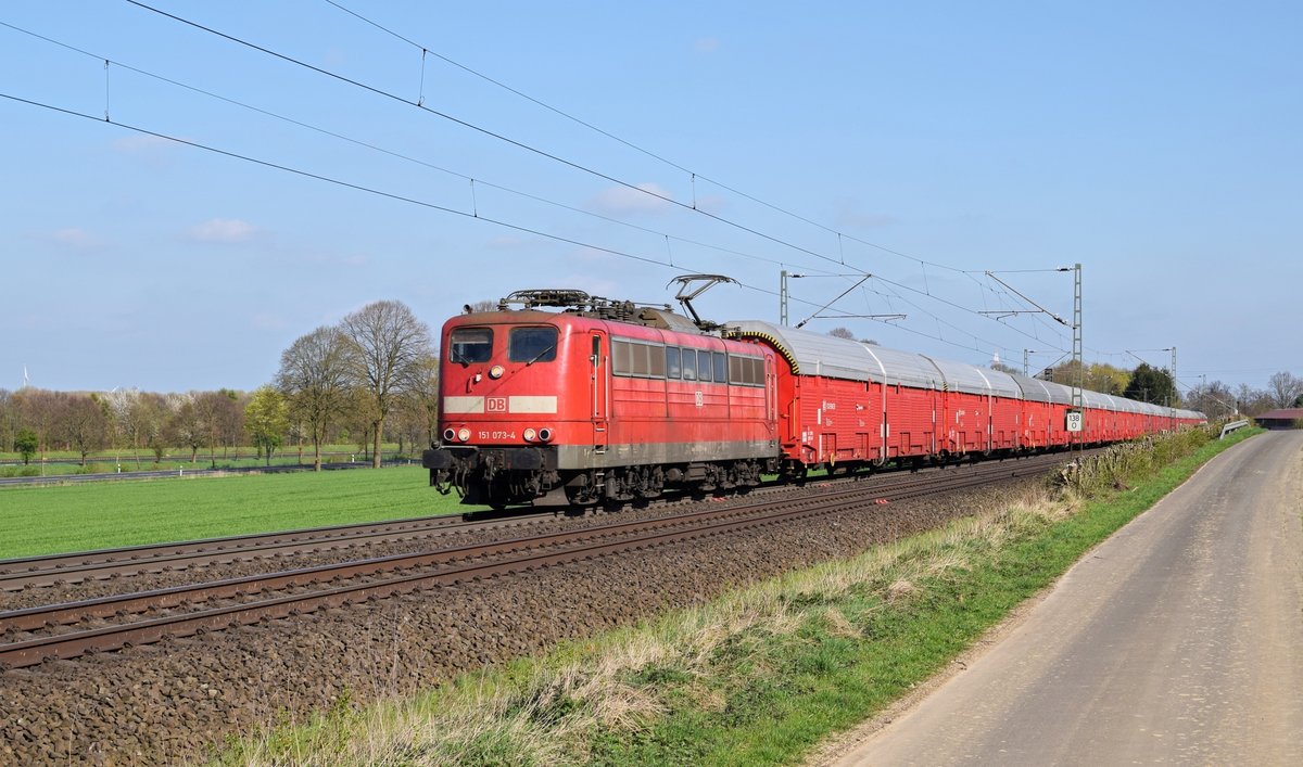 Die an DB Cargo vermietete Railpool 151 073 (ex DB) zieht einen Nacco-Autotransportzug am 03.04.17 zwischen Bohmte und Ostercappeln in Richtung Osnabrück.