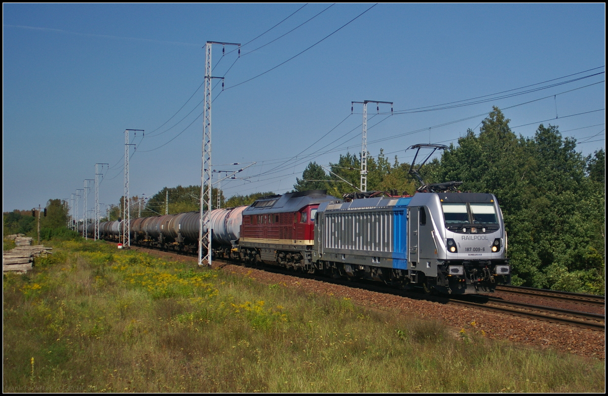 Die an DB Cargo vermietete 187 009-6 war mit 132 109 und einem Kesselwagenzug am 29.08.2017 in der Berliner Wuhlheide unterwegs