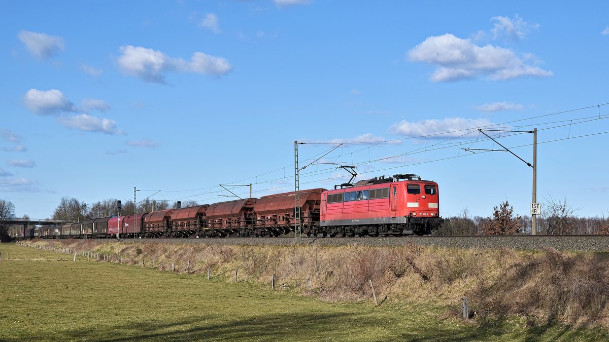 Die an DB Cargo vermietete Railpool 151 109 (ex DB), ist mit einem gemischtem Gterzug am 20.03.18 in Hde in Richtung Osnabrck unterwegs.