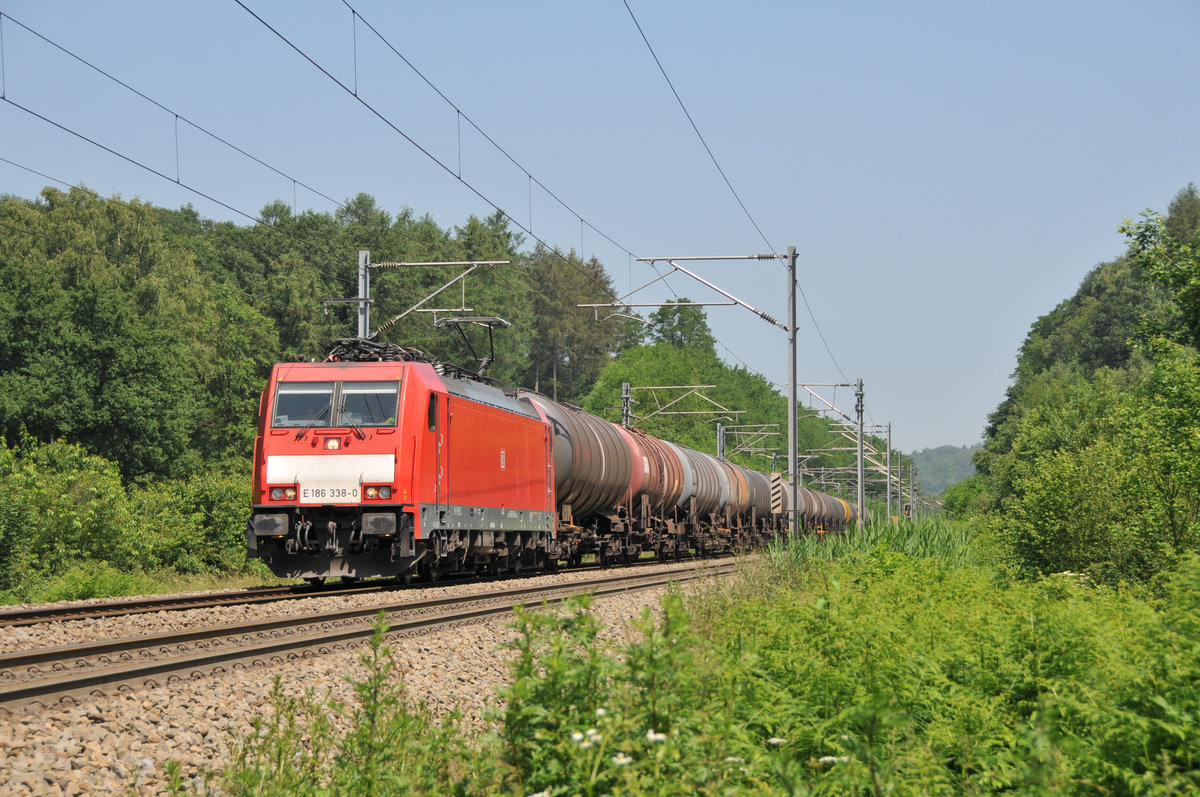 Die an DB Nederland vermietete 186 338-0 zog einen Kesselwagenzug von Aachen-West kommend in Richtung Montzen. Aufgenommen am 06/06/2018 im Gemmenicher Wald bei Moresnet-Chapelle.