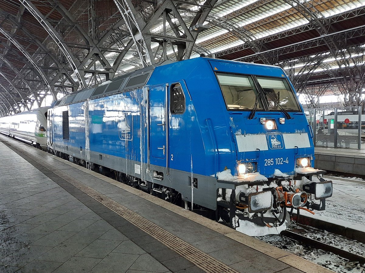 Die an die DB vermietete PRESS 285 102-4 stand am 12.02.2021 mit dem DB 411 072  Bamberg  in Leipzig Hbf.