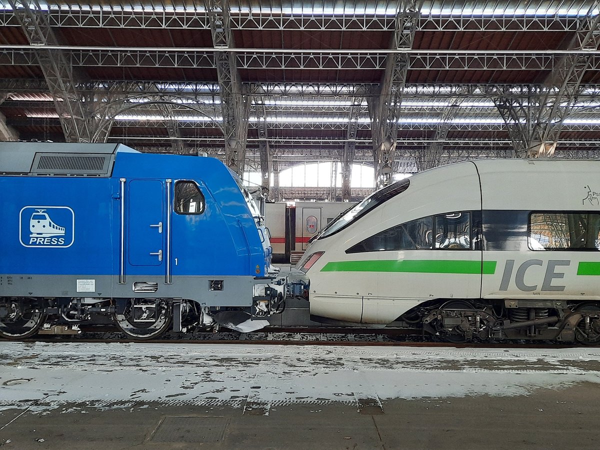Die an die DB vermietete PRESS 285 102-4 stand am 12.02.2021 mit dem DB 411 072  Bamberg  am Bahnsteig 13 in Leipzig Hbf.