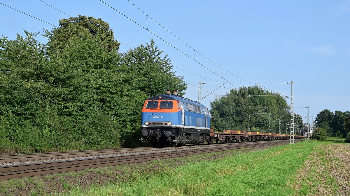 Die an EGP vermietete 225 071 ist mit Flachwagen am 23.08.17 in Bremen-Mahndorf in Richtung Bremen Hbf unterwegs.