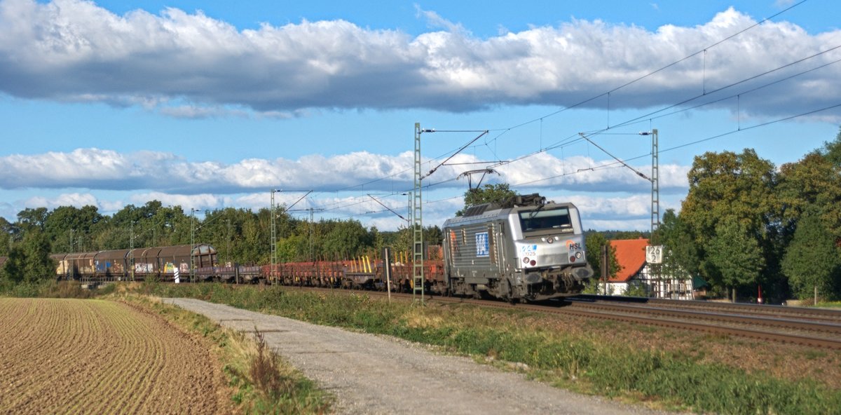 Die an HSL Logistik vermietete Akiem BB 37025 ist am 04.10.16 bei Vehrte mit dem SaarRail-Zug Brake - Neunkirchen (Saar) Hbf unterwegs.