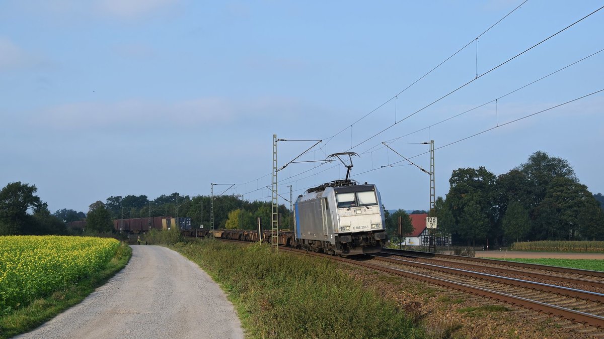 Die an Lineas vermietete Railpool E 186 291 ist mit einem Volvo-Logistikzug am 27.09.17 bei Vehrte auf dem Weg nach Gent (B).