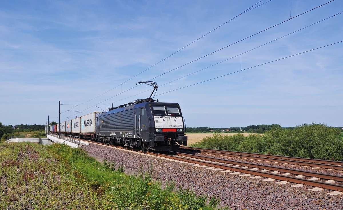 Die an MEG vermietete MRCE ES 64 F4-157 (E 189 157) befindet sich mit einem Containerzug am 18.07.17 bei Wahnebergen auf der Fahrt in Richtung Hannover.