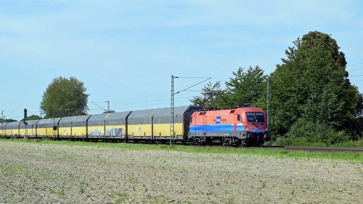 Die an Rail Cargo Hungaria vermietete ÖBB 1116 046 ist mit einem ARS-Altmann-Autotransportzug am 23.08.17 in Bremen-Mahndorf in Richtung Hannover unterwegs.