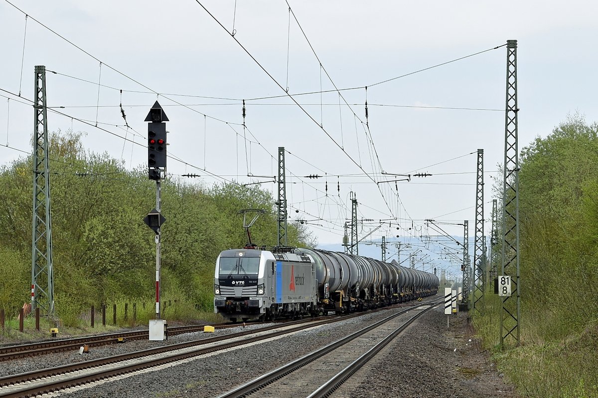 Die an Retrack vermietete Railpool 193 815 fährt auf der linken Rheinstrecke mit einem Kesselwagenzug zwecks Überholung durch einen folgenden IC am 12.04.18 im Bahnhof Urmitz auf ein Ausweichgleis in Richtung Köln.
